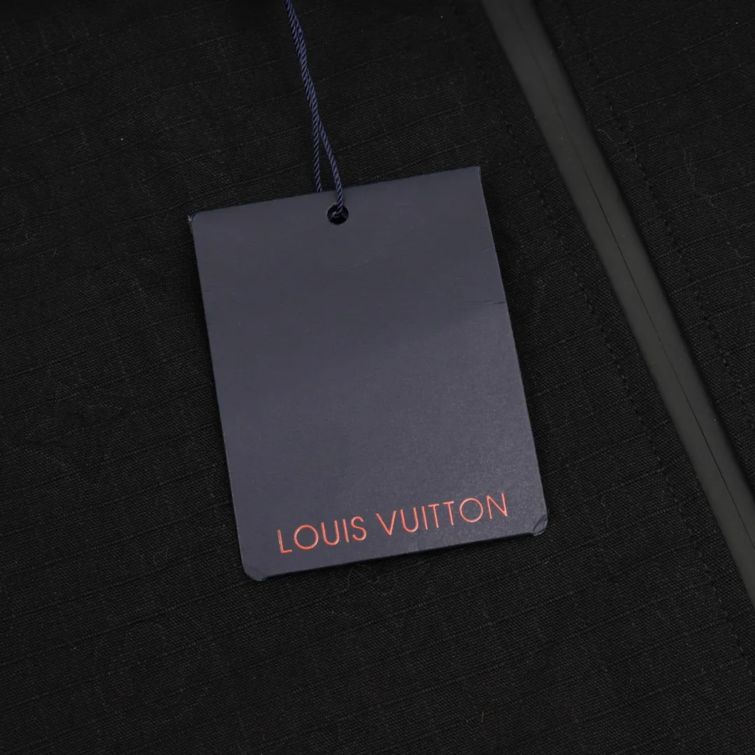 🅿️570 Louis Vuitton/Louis Vuitton presbyopic embossed work pocket windbreaker zippered cotton jacket. Purchase the original version and have it printed immediately. The fabric is a custom densely spun technical fabric with a dark grained pattern, and the upper body is silky and breathable. Infrared positioning cutting, workwear-style windbreaker design, the upper body is invincible and versatile. All details are customized and developed, and all hardware and accessories are restored to ZP. Size：XS-L